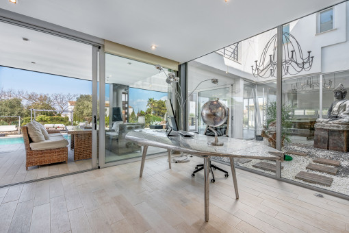 Stylischer Wohnbereich mit verglasten Patio