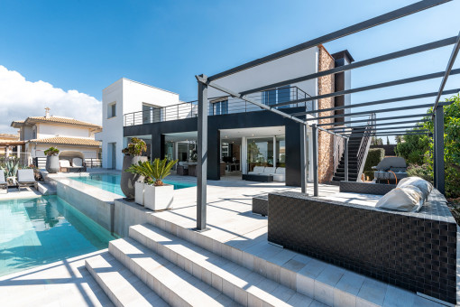 Poolterrasse mit verschiedenen Sitzbereichen