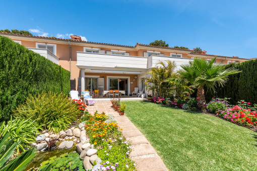 Wunderschönes Reihenhaus mit gepflegtem Garten und Gemeinschaftspool in Cala Vinyas