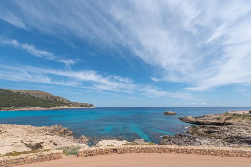 Mehr Meerblick geht nicht ! Geräumiges Reihenhaus in erster Meereslinie von Cala Ratjada, nur wenige Schritte vom Strand entfernt