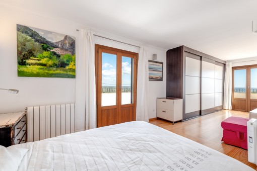 Hauptschlafzimmer mit Terrassenzugang