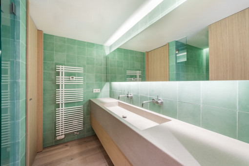 Nobles Badezimmer mit ebenerdiger Dusche