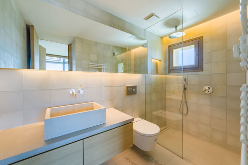 Nobles Badezimmer mit ebenerdiger Dusche