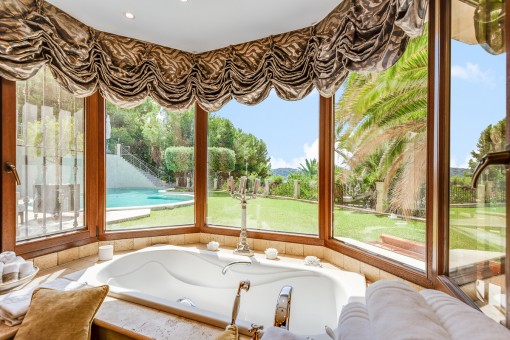 Luxuriöses Badezimmer mit Gartenblick