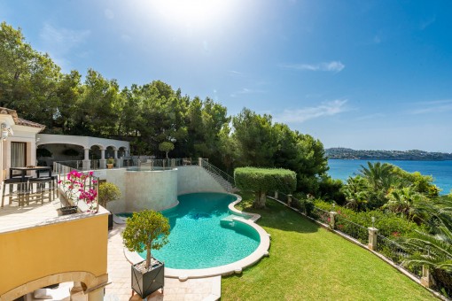 Ansicht der oberen Terrasse und Poolbereich