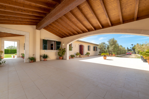 Große Frontterrasse und Zufahrt