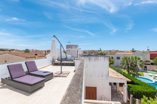 Dachterrasse mit Blick zum Pool