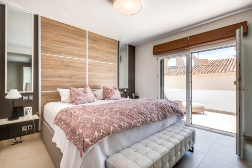 Hauptschlafzimmer mit Balkon