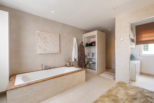Badezimmer mit Badewanne