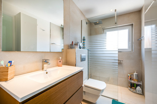Badezimmer mit Dusche