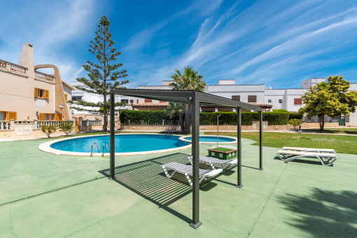 Sonnenliegen am Pool