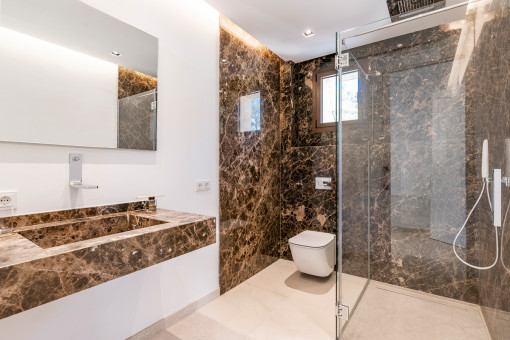 Badezimmer mit Dusche