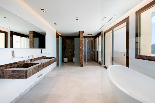 Badezimmer en Suite mit Dusche und Badewanne 