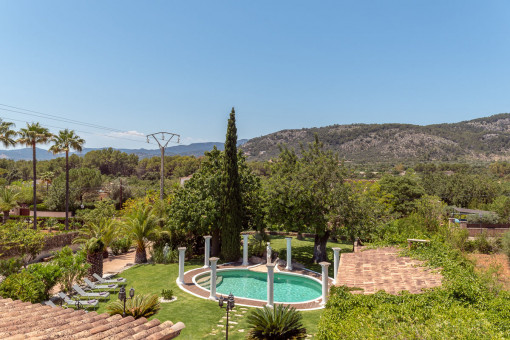 Blick auf den Pool und die Berge