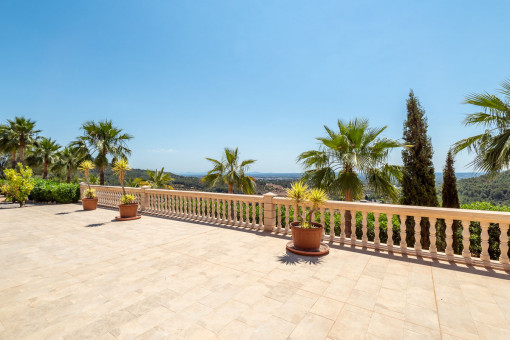 Terrasse mit Blick über die Landschaft