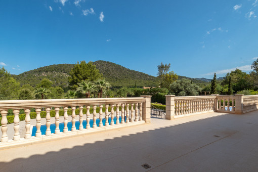 Große Terrasse mit Zugang zum Pool