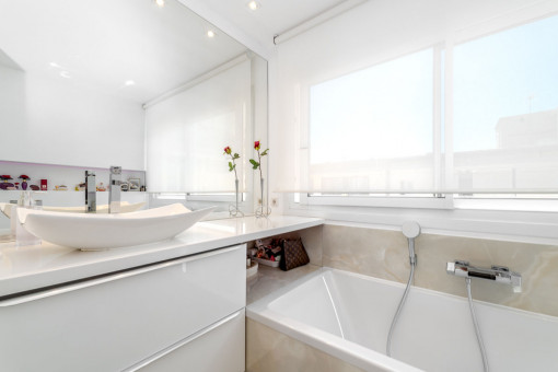 Modernes Badezimmer mit Wanne