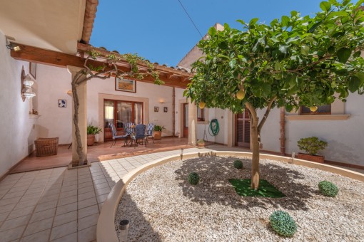 Gepflegtes Stadthaus mit grosszügigem Patio in Campos