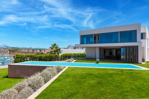 Neubau-Villa in erster Meereslinie in Port Adriano