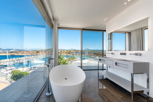 Luxus-Badezimmer mit Hafenblick