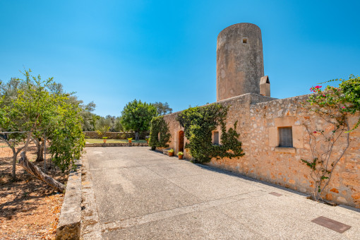 Außenansicht der Finca mit Turm