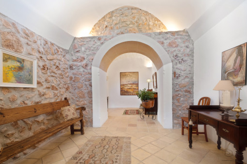 Eingangsbereich mit Natursteinwand