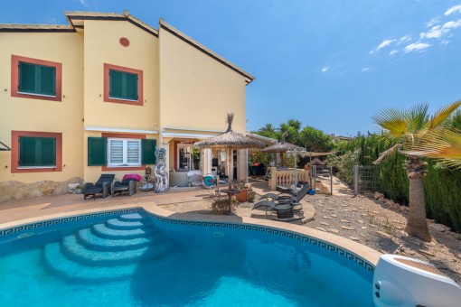 Moderne, geräumige Doppelhaushälfte mit Garten und Pool in Porto Cristo Novo