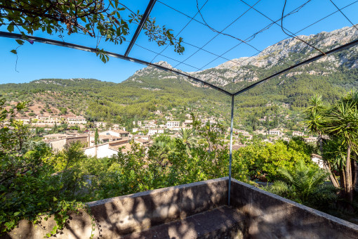 Terrase mit Blick aufs Dorf