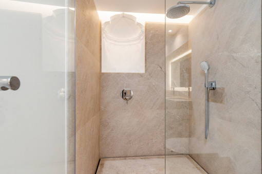 Dusche mit antiken Details