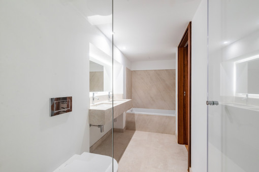 En Suite Badezimmer mit Wanne