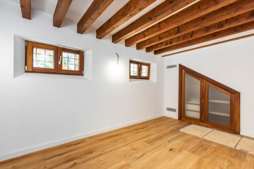 Schlafzimmer mit Holzbalkendecke