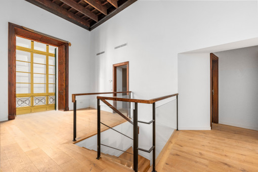 Raum für den Essbereich und Treppe zur unteren Ebene