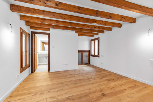 Schönes Schlafzimmer mit Holzdeckenbalken