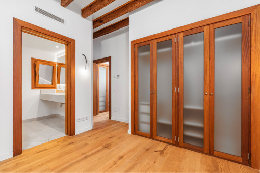 Schlafzimmer mit Bad en Suite und Ankleide