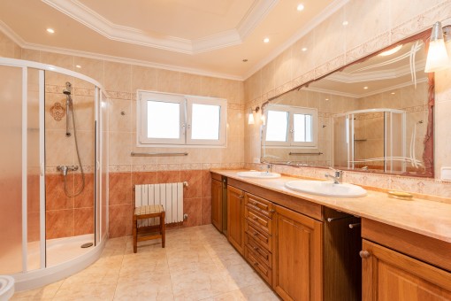 Großes Badezimmer mit Dusche