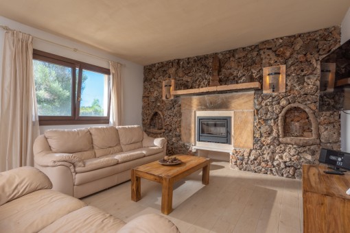 Wohnbereich mit rustikaler Steinwand
