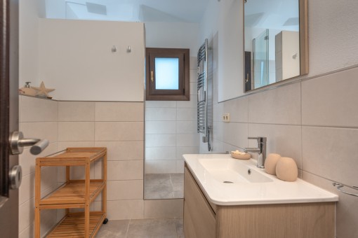 Modernes Badezimmer mit Dusche