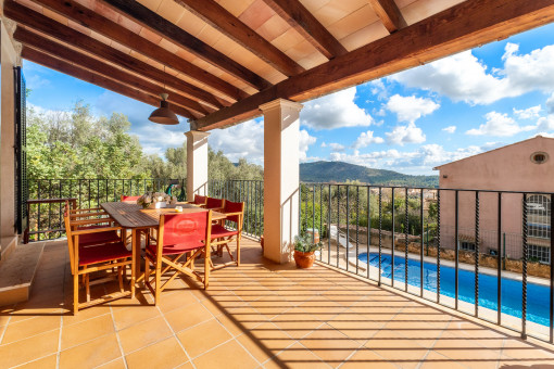 Obere Terrasse mit Blick auf den Pool