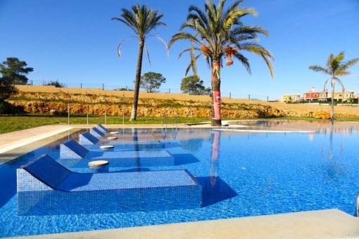 Sonnenliegen im Pool
