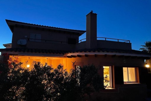 Die Villa bei Nacht