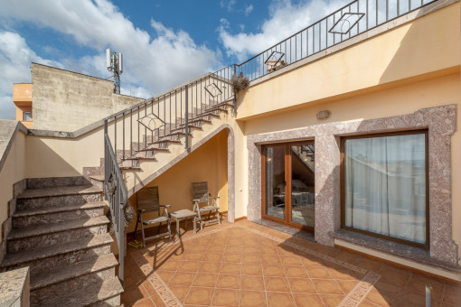 Terrasse mit Zugang zur Dachterrasse