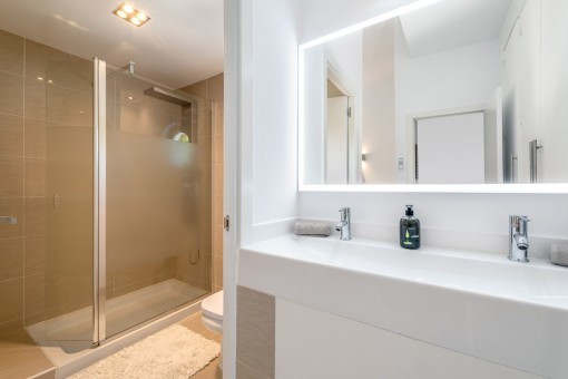 Badezimmer mit Dusche