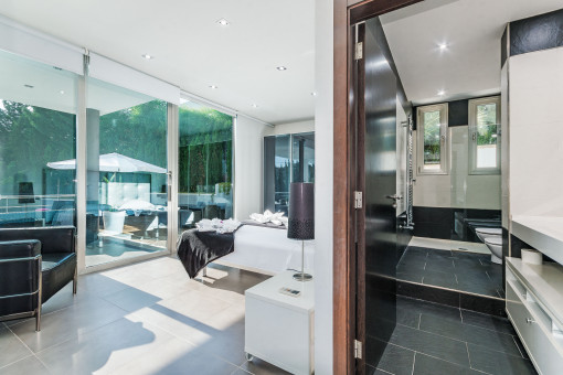 Schlafzimmer mit direkten Zugang zur Poolterrasse