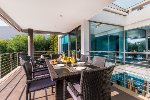 Elegante Terrasse mit Essbereich