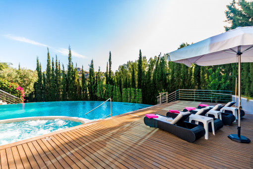 Loungeterrasse neben dem Pool
