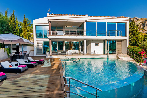 Sonnenterrasse neben dem Pool