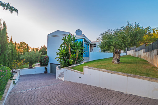 Attraktiver Eingang zur Villa