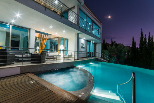 Loungeterrasse bei Nacht
