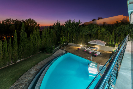 Blick auf den Pool bei Nacht