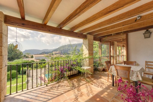 Überdachte Terrasse mit Ausblick